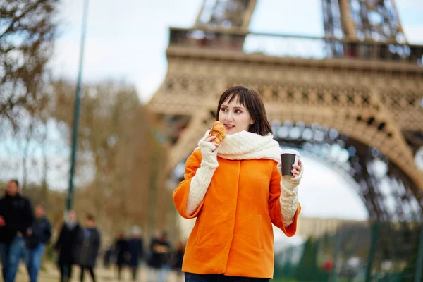 Ung kvinna med kaffe och Croissant — Stockfoto
