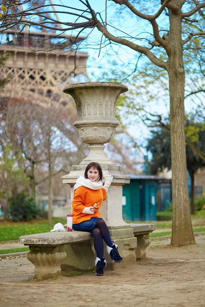 Woman in Paris with take-away coffee and pastry — Stock Photo, Image