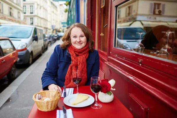 Mujer en un restaurante parisino al aire libre — Foto de Stock