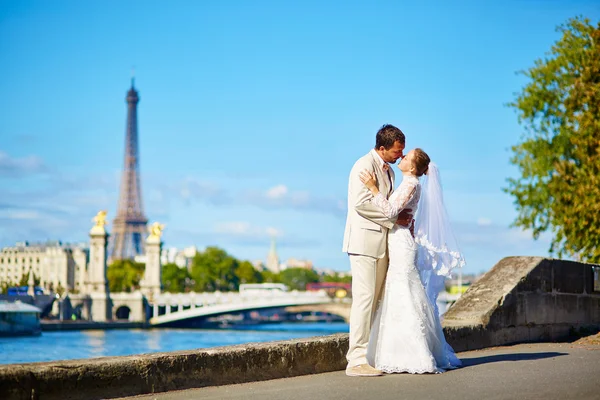 Beautiful just married couple in Paris — Stock Photo, Image