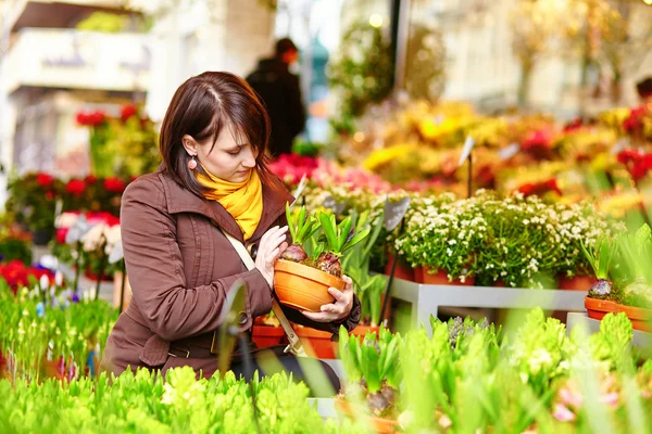 女の子を市場で花を選択 — ストック写真