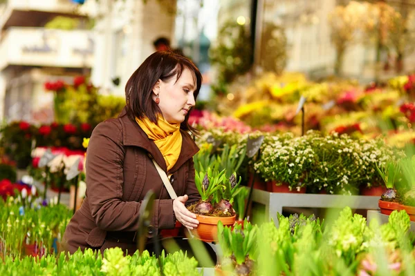 Flickan välja blommor på marknaden — Stockfoto