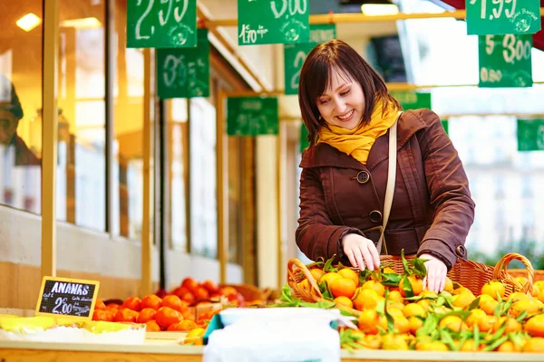 Fiatal nő vásárol piacon friss gyümölcsök — Stock Fotó