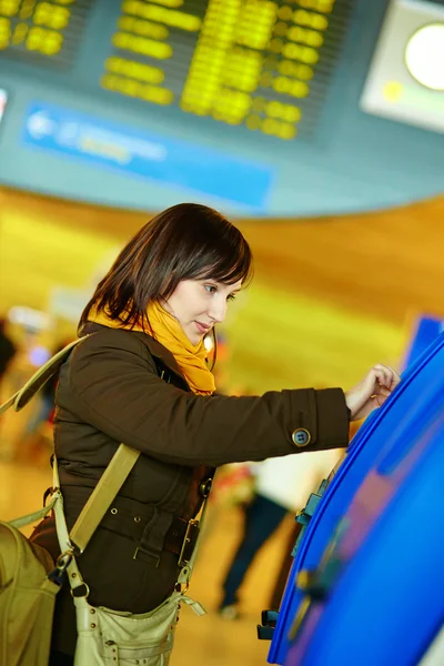 Девушка делает самопроверку в аэропорту — стоковое фото