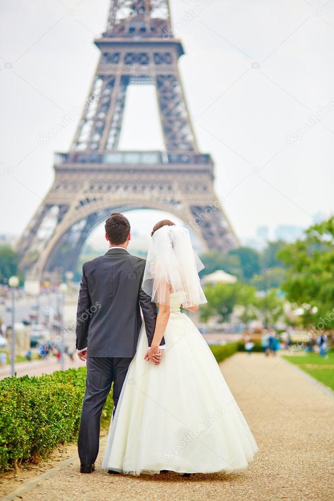 Married couple in Paris near the Eiffel tower