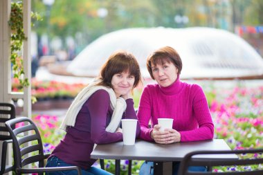 Orta yaşlı kadın ve onun kızı büyüdü