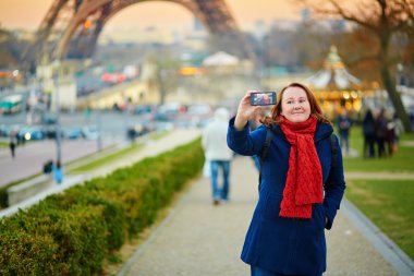 Paris'te bir selfie alarak mutlu genç kadın