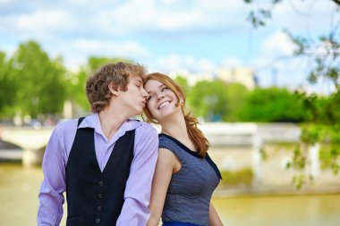 Çift zevk güneşli bir günde Paris dating