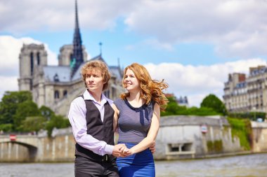 Çift Notre-Dame de Paris yakınındaki dating