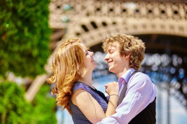 Mutlu çift Paris'te Eyfel Kulesi altında