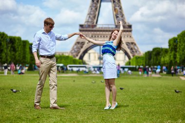 Paris'te Eyfel Kulesi dans çift