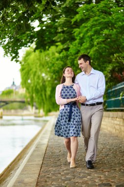 İki su Paris yürüyor