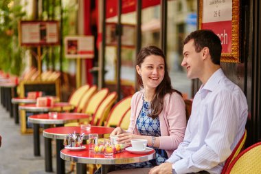 İçme kahve veya çay Parisli bir kafede Çift