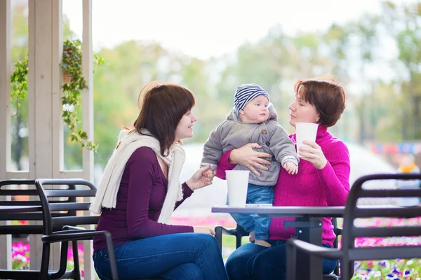 Drie generaties familie in een café — Stockfoto