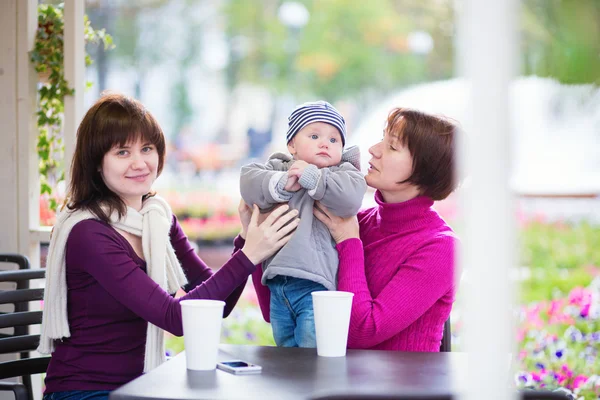 Trei generații de familie într-o cafenea — Fotografie, imagine de stoc