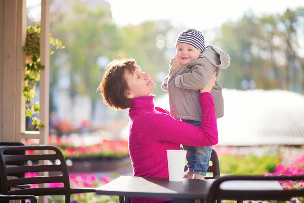 Midden leeftijd vrouw en haar kleine kleinzoon — Stockfoto