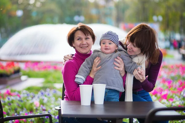 Three generations family in a cafe — Stock Photo, Image