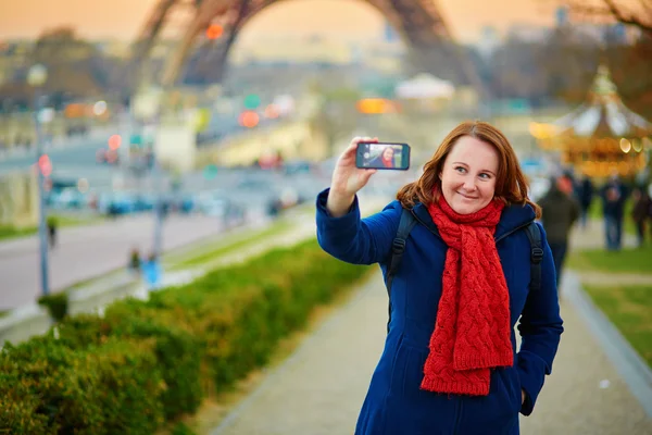 Счастливая молодая женщина делает селфи в Париже — стоковое фото