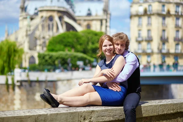 约会在巴黎圣母院附近的夫妇 — 图库照片