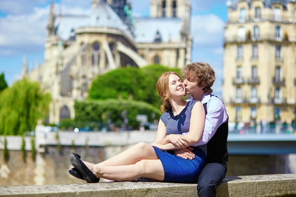 Пара знакомств возле Нотр-Дама в Париже — стоковое фото