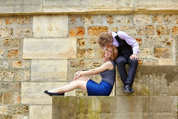 Pareja joven divirtiéndose en el terraplén parisino —  Fotos de Stock