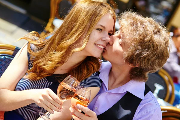 Belo casal bebendo vinho rosa — Fotografia de Stock