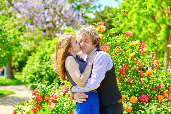 Пара знакомств в красивом парке весной — стоковое фото