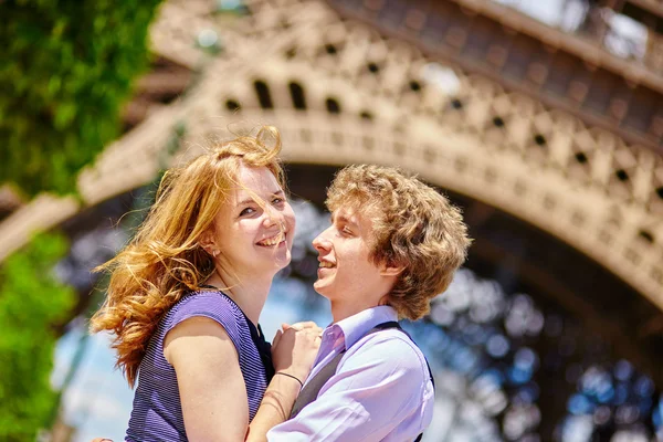 Pareja feliz en París bajo la Torre Eiffel —  Fotos de Stock