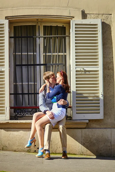 Pareja teniendo una cita en Montmartre — Foto de Stock