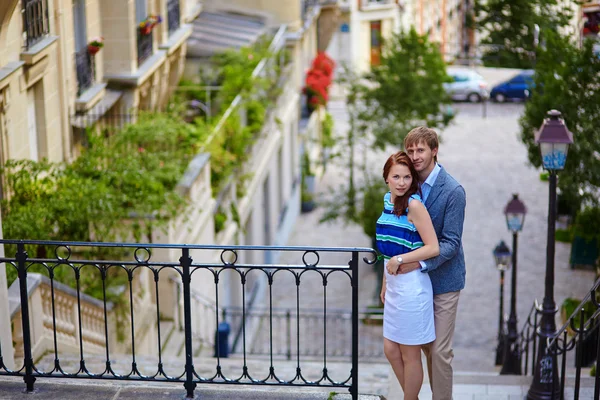 Paar am Aussichtspunkt auf dem Montmartre in Paris — Stockfoto