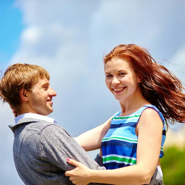 Happy couple is hugging on Montmartre — Stock Photo, Image