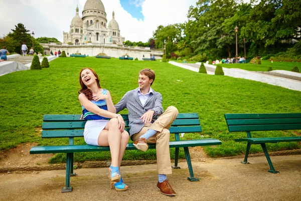 Älskande par nära Sacré-Coeur i Paris — Stockfoto