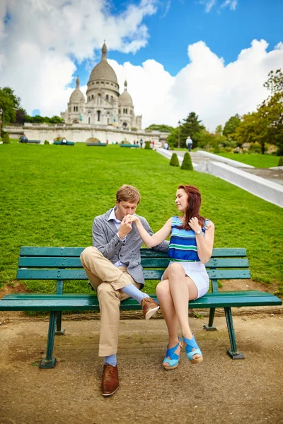 Miłości para w pobliżu Bazyliki Sacre-Coeur w Paryżu — Zdjęcie stockowe