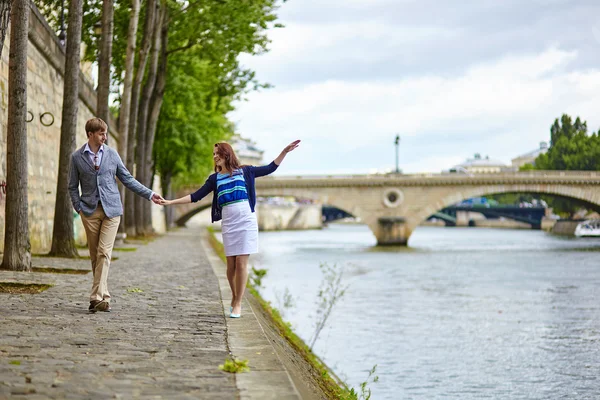 Couple is walking by the Seine — Stock Photo, Image