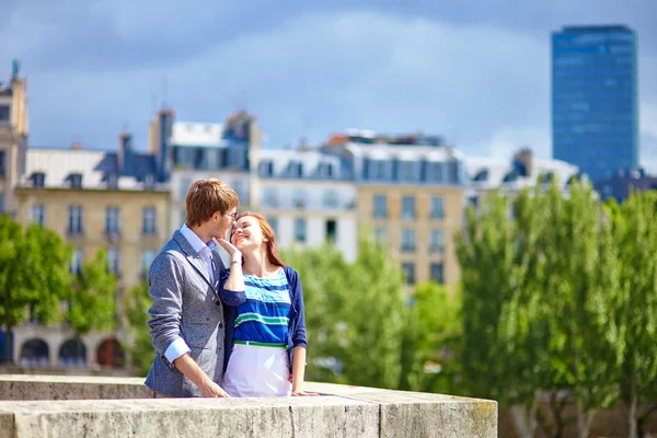 Lyckliga paret ha roligt utomhus — Stockfoto