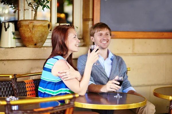 Coppia godendo il loro vino rosso in un caffè — Foto Stock