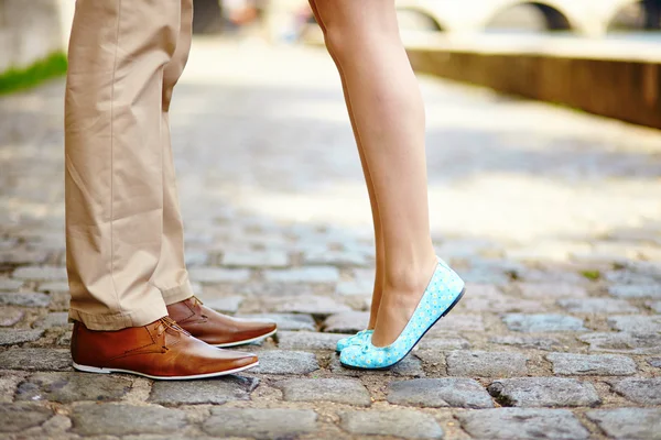 Männliche und weibliche Beine bei einem Date — Stockfoto