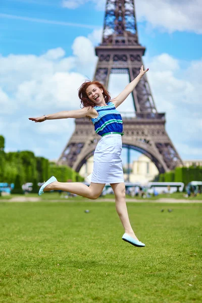 Прыгающая девушка возле Эйфелевой башни в Париже — стоковое фото
