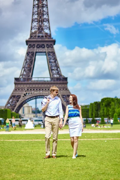 Paar wandelen in Parijs in de buurt van de Eiffeltoren — Stockfoto