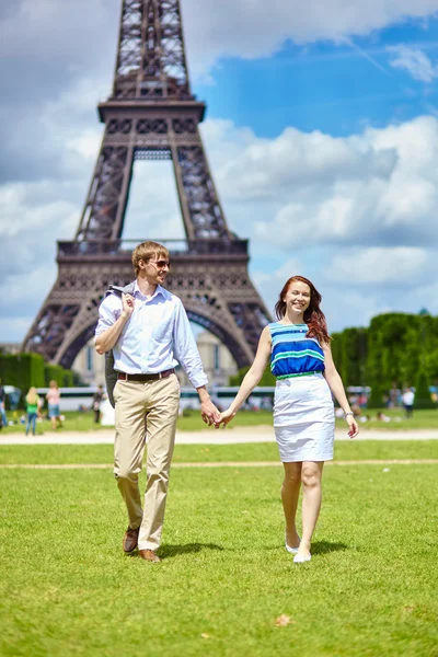 Caminhada de casal em Paris perto da Torre Eiffel — Fotografia de Stock