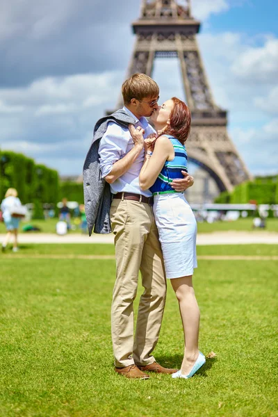 Pareja besándose en París cerca de la Torre Eiffel —  Fotos de Stock