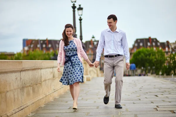 Daten paar in Parijs lopen hand in hand — Stockfoto