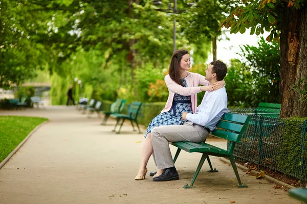 Rencontre couple sur un banc dans un parc parisien — Photo