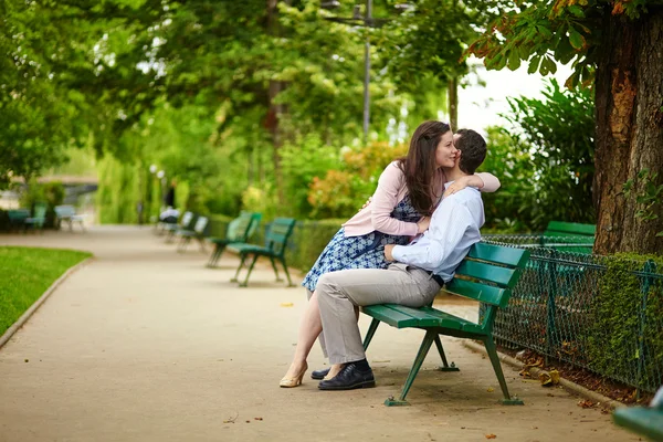 Citas pareja en un banco en un parque parisino — Foto de Stock