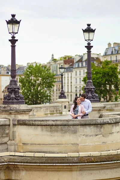 Ζευγάρι στο Παρίσι σε γέφυρα — Φωτογραφία Αρχείου