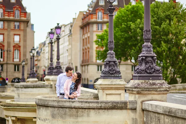 Paris'te çift bir köprü üzerinde — Stok fotoğraf