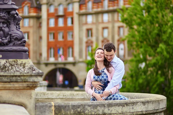 Couple in Paris on a bridge — Stock Photo, Image