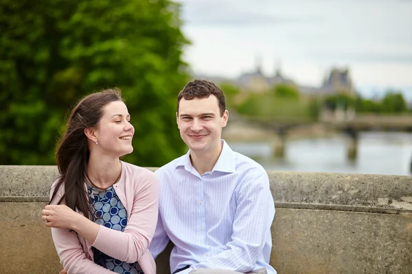Couple in Paris on a bridge — Stock Photo, Image