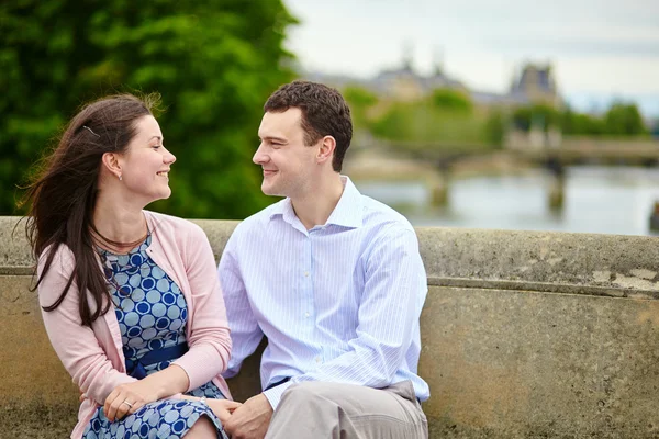 Couple in Paris on a bridge — Stock Photo, Image