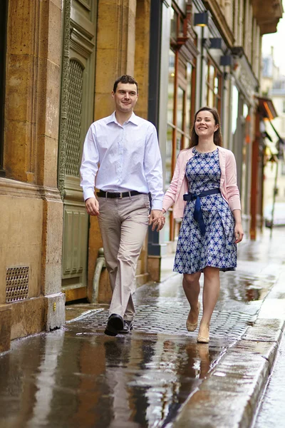 Ζευγάρι στο Παρίσι περπατώντας σε μια βροχερή μέρα — Φωτογραφία Αρχείου